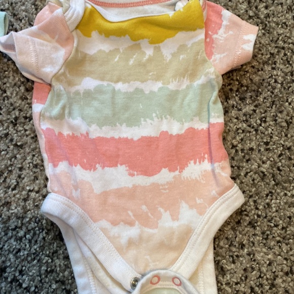 Set of 4 cloud island newborn girl onesies - Picture 5 of 6